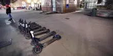Lo accoltella al volto per strada e gli ruba il monopattino