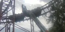 Paura a Cinecittà World, persone bloccate sulle montagne russe. Vigili del fuoco al lavoro
