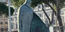 “Fascista”: imbrattata la statua di papa Wojtyla davanti alla stazione Termini