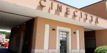 Tax credit, la Guardia di Finanza a Cinecittà per i film Siccità, L’immensità e Finalmente l’alba