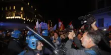 Manifestazione pro Pal: corteo tenta di sfondare lo sbarramento. Idranti della polizia in azione