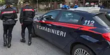 Bimbi trovati soli in casa tra i rifiuti a Torino. Positivi al crack