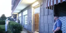 Femminicidio a Grugliasco, il marito la uccide davanti alla figlia: “Papà l’ha accoltellata”