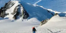 Alpinisti italiani travolti da un seracco sul Monte Bianco: uno muore, l’altro è in ospedale