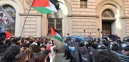 Centinaia di pro Pal in corteo contro Tajani, cariche davanti al museo Egizio, fermata una ragazza