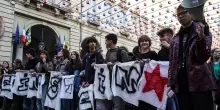 Parla lo studente portato via in manette: “Mi sono saltati addosso”