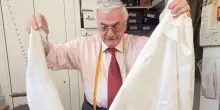 Un abito in tre taglie. “Ecco come vestirò il nuovo Pontefice”