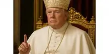 Trump vestito da papa sui social della Casa Bianca: l’immagine (che fa discutere) in vista del Conclave