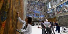 Elettricisti, confessori e guardie svizzere: il Conclave degli altri