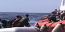 Migranti, va ai domiciliari il ragazzino scambiato per maggiorenne e accusato di essere uno scafista