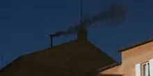 Nera la prima fumata del Conclave con un’ora di ritardo