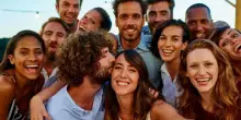 La riscoperta dello stare insieme: 7 italiani su 10 vogliono più socialità autentica