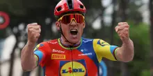 Giro, Pedersen vince a Tirana: al danese la prima maglia rosa. Landa cade e si ritira