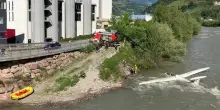 Bolzano, atterraggio d’emergenza di un aliante nel fiume Isarco