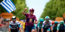 Giro d’Italia, Pedersen vince in volata a Valona e si riprende la maglia rosa