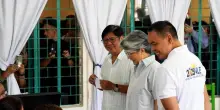 Filippine al voto: si decide sulla guerra Marcos-Duterte. L’ex presidente detenuto corre da sindaco