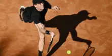 Sinner batte De Jong in due set: 6-4, 6-2. Jannik agli ottavi contro Cerundolo