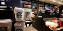 Starbucks, sciopero negli Usa per il dress code imposto ai dipendenti: “Pensino alla paga”