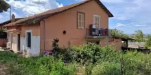 Butta il neonato nel wc nel casale degli orrori. Arrestata per omicidio