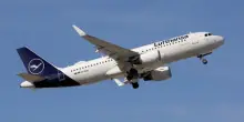 Un pilota si sente male, l’altro è in bagno: volo Lufthansa senza nessuno al comando per 10 minuti
