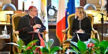 La difficile tela di Meloni sui colloqui in Vaticano. La Russia: nessun invito