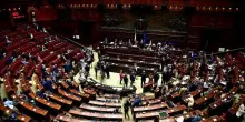 Il decreto sicurezza accelera: doppia tagliola della maggioranza. Opposizioni: “Inaudito, vergogna”