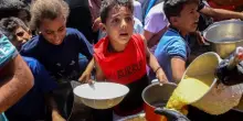 Gaza, al via gli aiuti di Ghf. Il ceo lascia a sorpresa. Hamas minaccia: “Chi li accetta la pagherà”