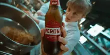 Per Peroni la bionda è solo la birra: “Basta stereotipi di genere”