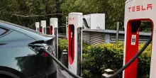 Auto, Tesla crolla in Europa: vendite dimezzate ad aprile, vola la concorrenza cinese