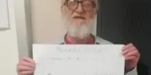 Sei giorni in attesa del ricovero, il paziente protesta con un cartello e la polizia lo identifica