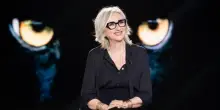 Lunetta Savino a Belve: “Da giovane ho fatto sesso a tre. Non sopporto i baci sul set”