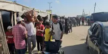 Media, assalto al centro di distribuzione aiuti di Rafah: “Spari per fermare la folla”