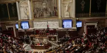 Francia, primo sì per la legge sul suicidio assistito, Macron: “Tappa importante”