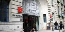 Lo studio della Lse: bellezza mezza ricchezza, ma solo se non sei troppo intelligente
