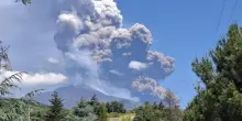 Etna, fuochi d’artificio davanti ai turisti. “Ma avvicinarsi alla lava sarebbe pericolosissimo”