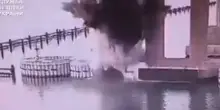 Nuova beffa degli 007 ucraini alla Russia: colpito il ponte di Crimea con esplosivi sottomarini