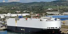 Fiamme sul cargo al largo dell’Oceano Pacifico: evacuata nave con 3000 auto a bordo