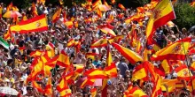Spagna, decine di migliaia in piazza a Madrid contro il governo Sánchez: “Basta corruzione”