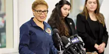 La sindaca di Los Angeles: “Trump ci usa come cavia per militarizzare il Paese”