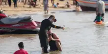 Siria, al Jolani vuole i burkini in spiaggia. Stretta sull’abbigliamento delle donne
