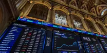 Tassi dimezzati in un anno: azioni, bond e oro, come rivedere il proprio portafoglio