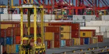 I dazi di Trump si fanno sentire: per l'Italia avanzo commerciale dimezzato rispetto al 2024