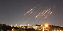 Ancora bombe sull’Iran, vittime sia militari che civili. Teheran: “Colpiremo gli Usa”