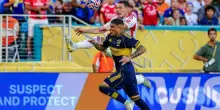 Belotti espulso in Boca-Benfica: entrata da karate sotto gli occhi di Pogba, Dybala e Paredes