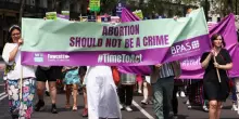 Londra, la Camera dei Comuni depenalizza per le donne l’aborto oltre la 24esima settimana