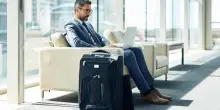 Viaggi d’affari, manager soddisfatti per trasporto aereo, ferroviario, noleggio e travel management
