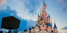 Parigi, arrestato per aver organizzato nozze a Disneyland con una bimba: si rivela una messinscena