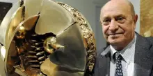 Arnaldo Pomodoro è morto, addio al gigante della scultura. Sue le iconiche sfere di bronzo