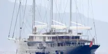 Bezos, il super yacht da 130 metri per ragioni di sicurezza non approderà in laguna: “C’è paura”