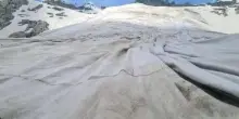 Marmolada, spuntano i teli geotessili per proteggere il ghiacciaio dal caldo